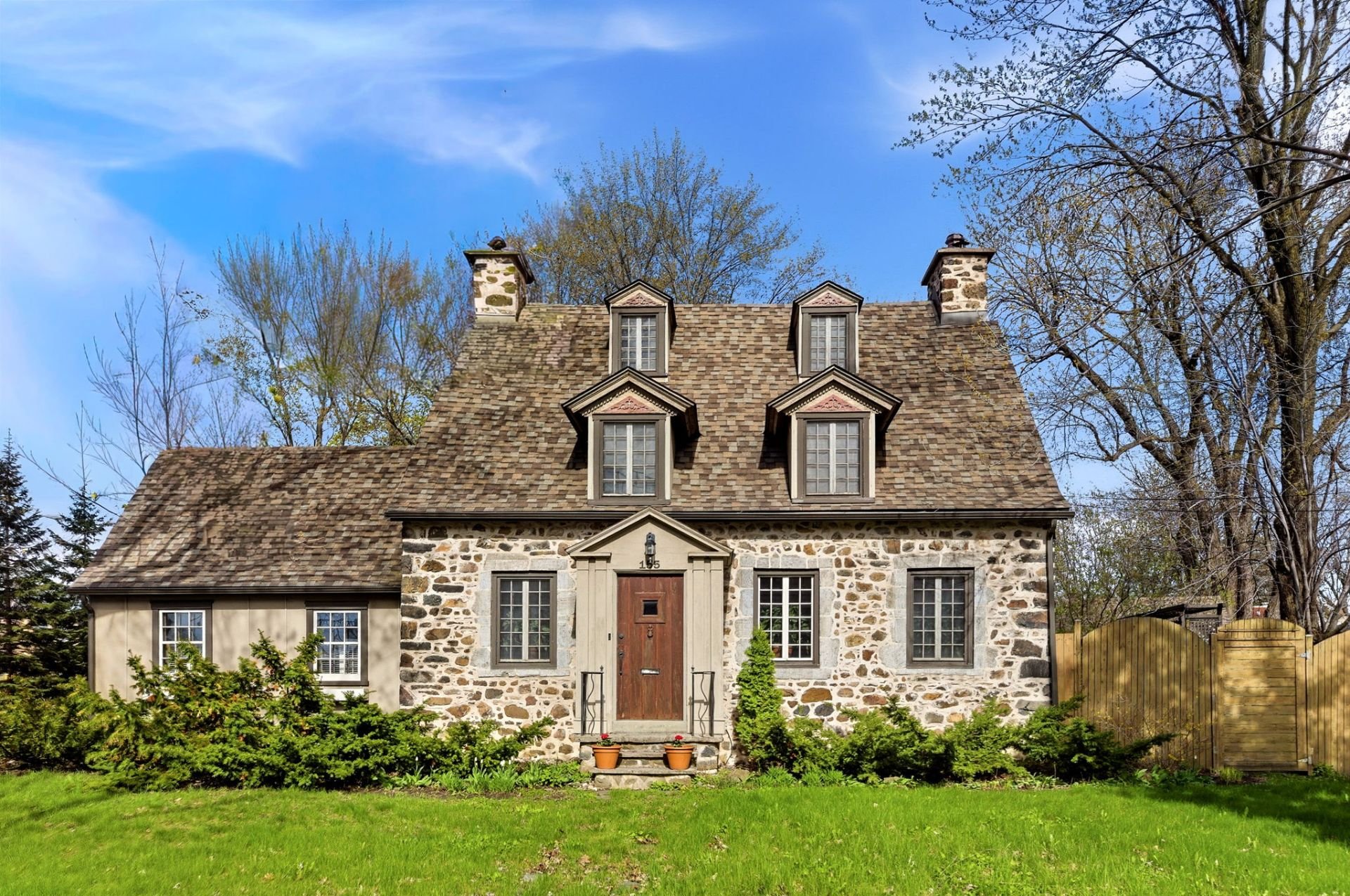 Frontage - 155, Rue Riverside