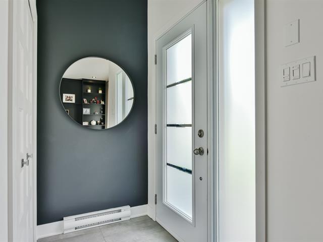 Hallway - 83, Rue Reid