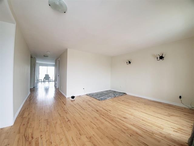 Salon - 139, Boul. Wilson