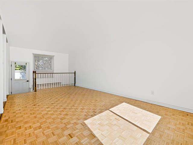 Salon - 900, Av. Ponsard