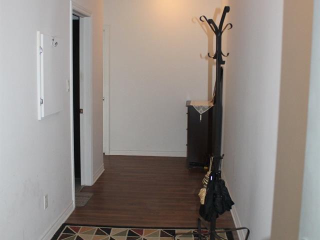 Hallway - 100, Rue Cartier