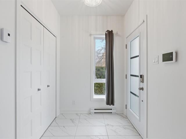 Hallway - 81Z, Rue Reid
