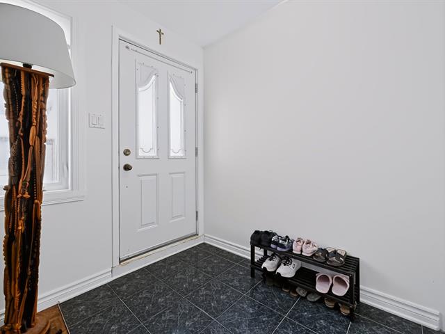 Exterior entrance - 1518, Av. Victoria