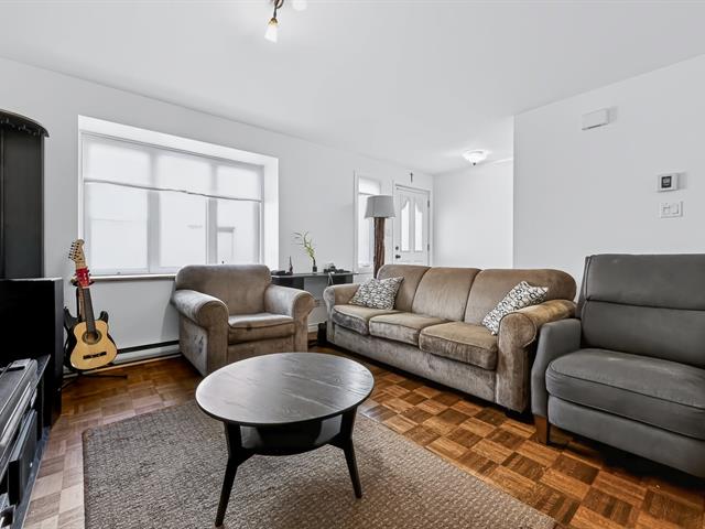 Living room - 1518, Av. Victoria